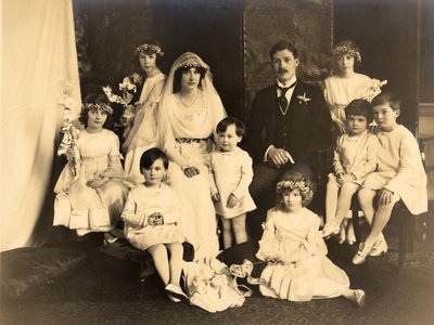 Fotografia di gruppo di Lady Dorothy Cavendish e Harold Macmillan il giorno del loro matrimonio da Unbekannt Unbekannt