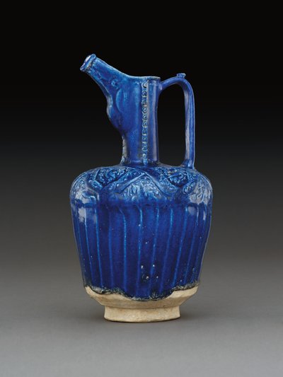 Brocca in ceramica monocromatica blu cobalto modellata di Nishapur, Iran orientale da School Iranian