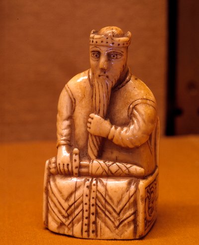 Il pezzo del re degli scacchi in avorio di tricheco. Dalla Norvegia. Secolo XII. Museo del Louvre, Parigi da school Scandinavian