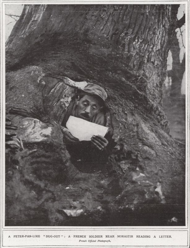 Un "rifugio" alla Peter Pan, un soldato francese vicino a Monastir che legge una lettera da (after) English photographer