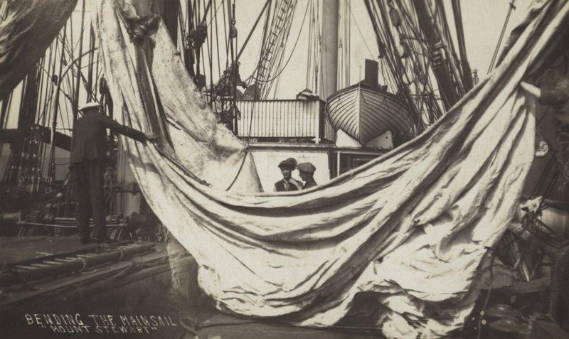 Piegare la vela maestra a bordo del Mount Stewart da (after) English photographer