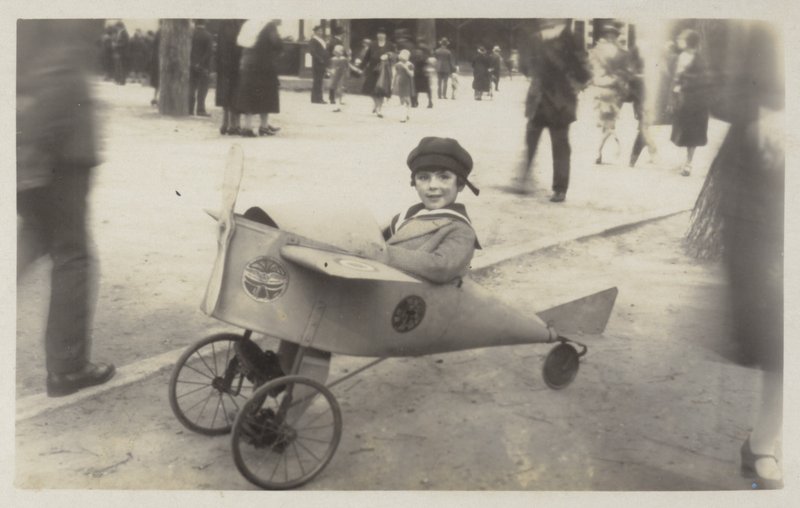 Ragazzo in un aereo giocattolo (foto in b/n) da (after) English photographer
