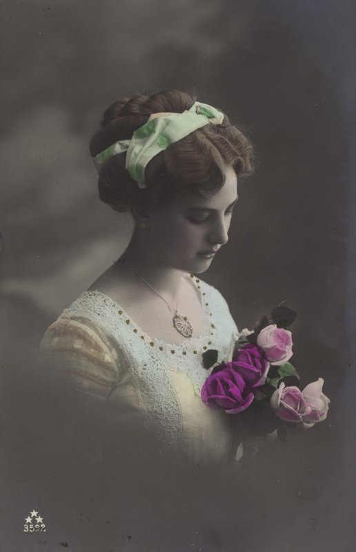 Ragazza che guarda un mazzo di rose da (after) English photographer