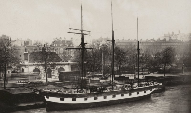 La nave amica, molo di Charing Cross (foto in b/n) da (after) English photographer