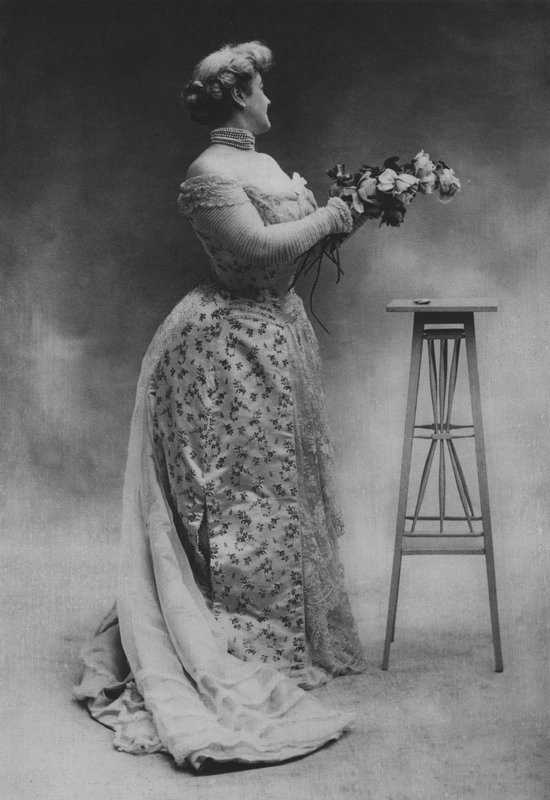 Madame Alibert, Corset Maker (foto in bianco e nero) da (after) French Photographer