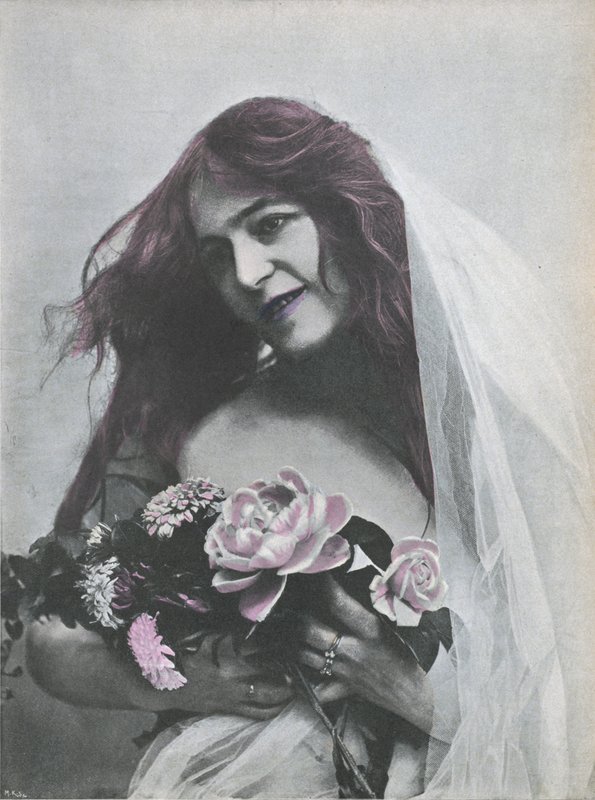Ritratto di una donna con un mazzo di fiori da (after) French Photographer