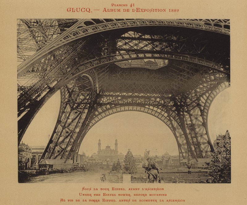 Sotto la Torre Eiffel, prima di salire da (after) French Photographer