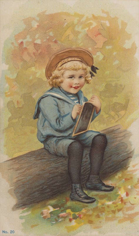 Bambino in abito da marinaio seduto su un tronco che fa i compiti da American School