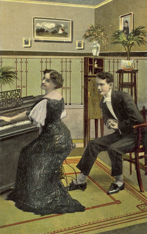 Giovane uomo che ammira una bella ragazza che suona il piano da American School