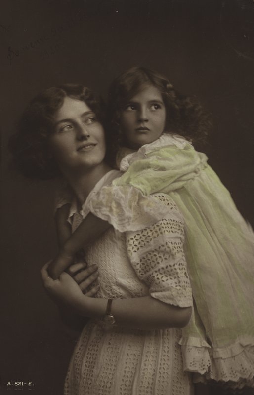 Madre e figlia da English Photographer