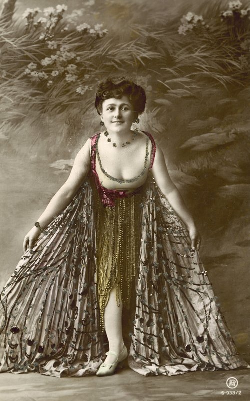 Attrice in abito stravagante con scollatura pronunciata da French Photographer