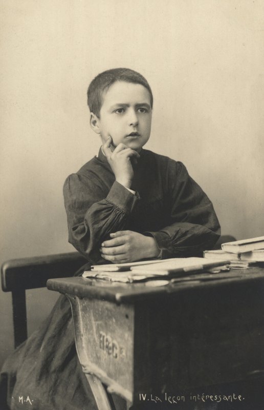 Bambino che ascolta una lezione da French Photographer