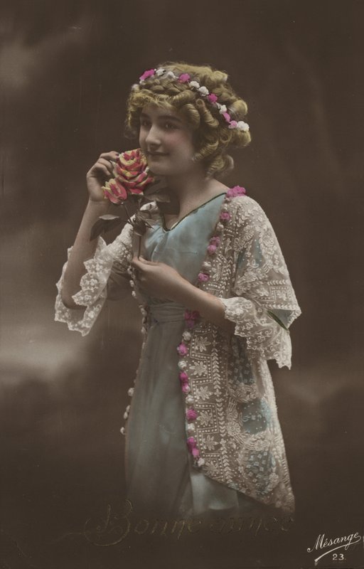 Ragazza con fiori da French Photographer