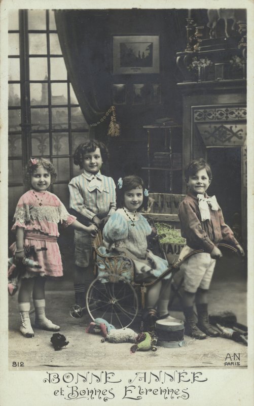 Gruppo di bambini che giocano da French Photographer