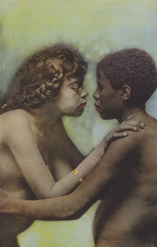 Due donne native che si abbracciano da French Photographer