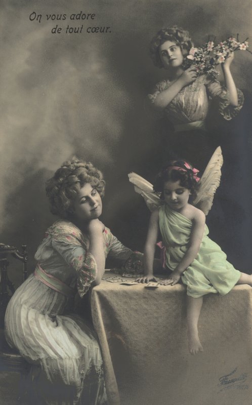 Donna con una bambina vestita da fata da French Photographer