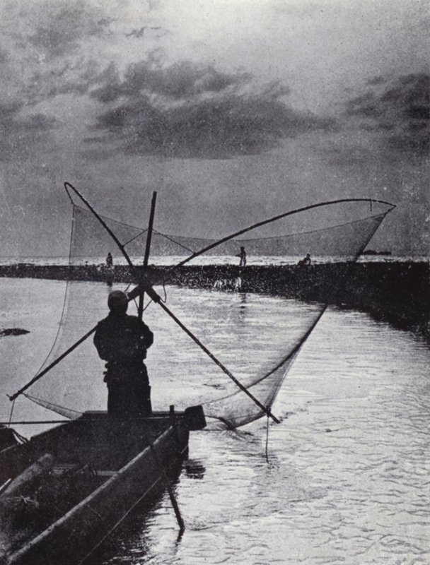 Un pescatore giapponese che tira la sua rete da American Photographer (after)