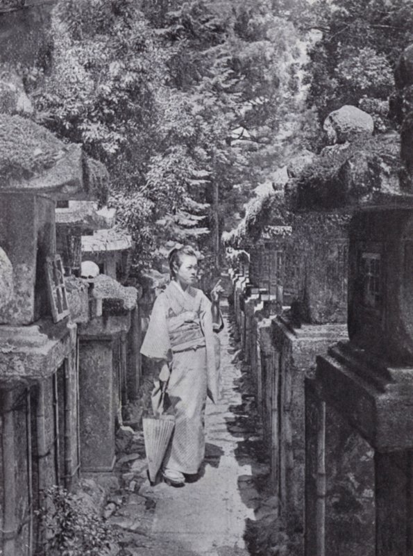 Una devota che conta le lanterne di pietra a Kasuga da American Photographer (after)