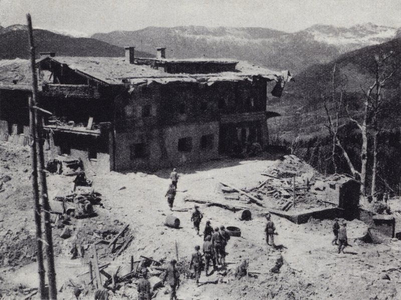 Truppe americane e francesi ispezionano le rovine del rifugio di Adolf Hitler a Berchtesgaden nelle Alpi Bavaresi, Seconda Guerra Mondiale, maggio 1945 da American Photographer (after)