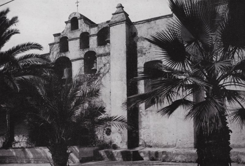 California: Campane della Missione San Gabriel, fondata nel 1771, sui pendii delle colline vicino a Pasadena da American Photographer (after)
