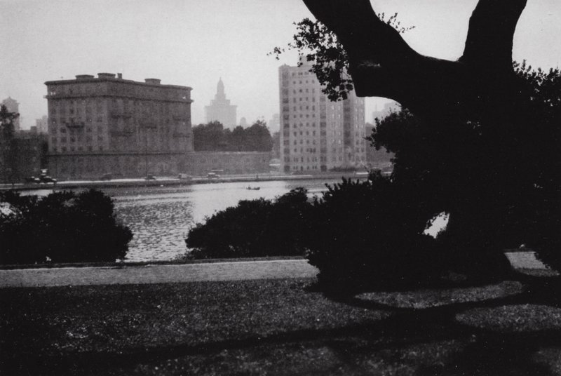 California: Oakland, Lago Merritt, nel cuore della città, circondato da grandi edifici e molte belle case da American Photographer (after)