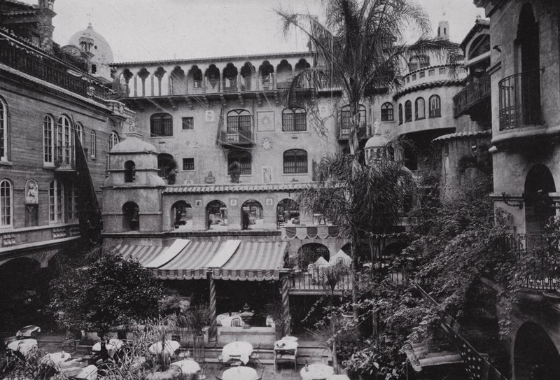 California: Riverside, Sala da pranzo del patio del Glenwood Mission Inn da American Photographer (after)