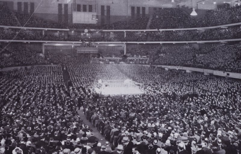 Chicago: Interno dello Stadio di Chicago durante una mostra di boxe da American Photographer (after)
