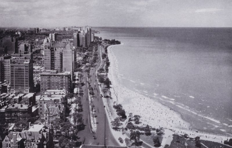 Chicago: Sheridan Road e Oak Street Beach, Vista Nord dal Drake Hotel da American Photographer (after)
