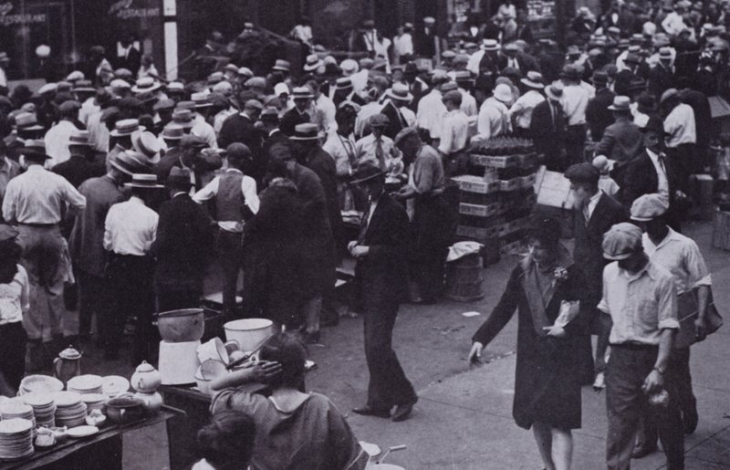Chicago: Il Ghetto in un Giorno Affollato da American Photographer (after)