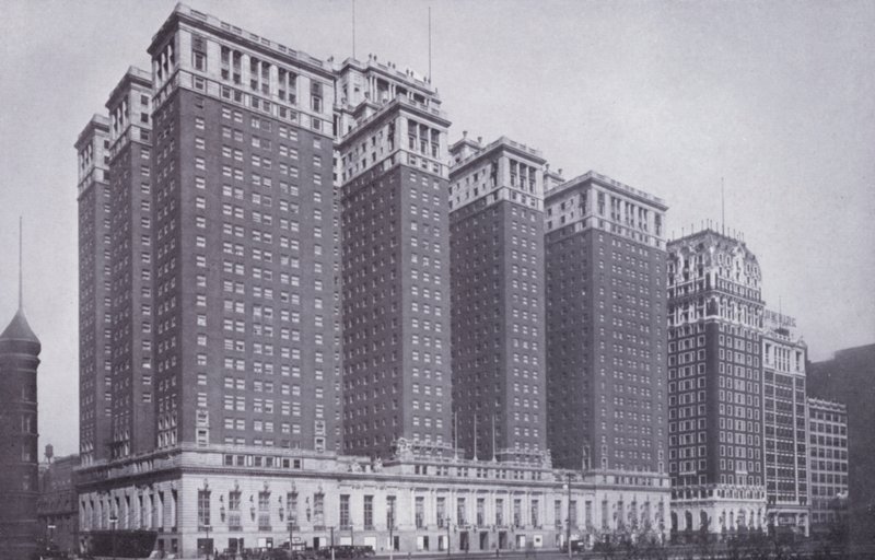 Chicago: Stevens Hotel, con Blackstone Hotel a Destra da American Photographer (after)