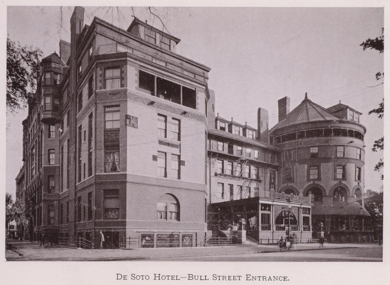 Hotel De Soto, Ingresso di Bull Street (foto in bianco e nero) da American Photographer (after)