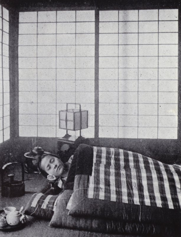 Ragazza addormentata tra trapunte imbottite con un cuscino di legno da American Photographer (after)