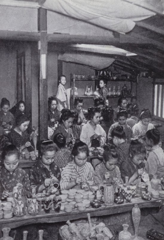 Ragazze che decorano ceramiche economiche da American Photographer (after)