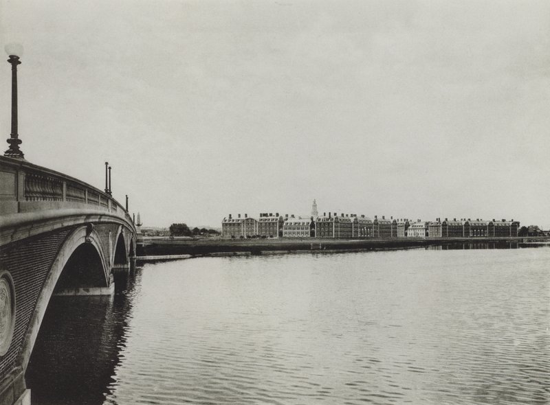 Università di Harvard: John W Weeks Bridge e Graduate School of Business Administration da American Photographer (after)