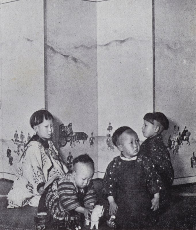 Bambini giapponesi che giocano da American Photographer (after)