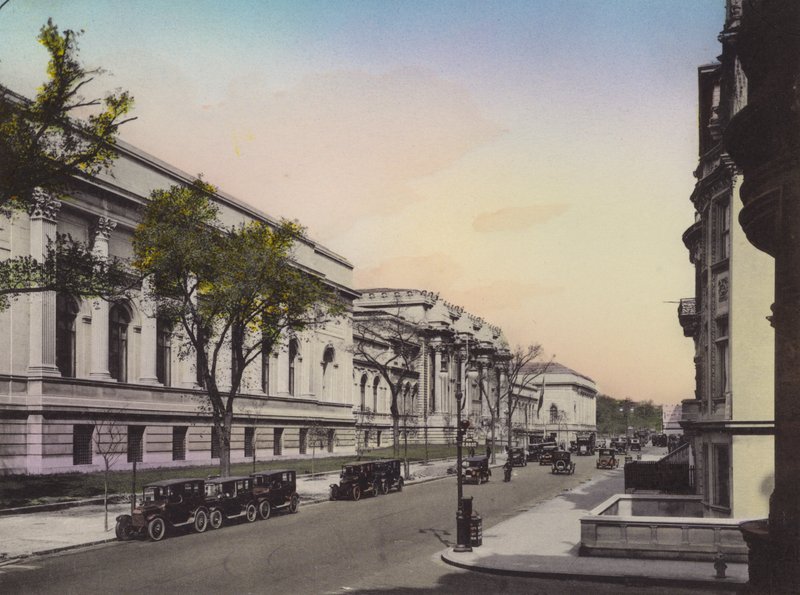 New York: Metropolitan Museum of Art, Fifth Avenue e East 80th Street da American Photographer (after)
