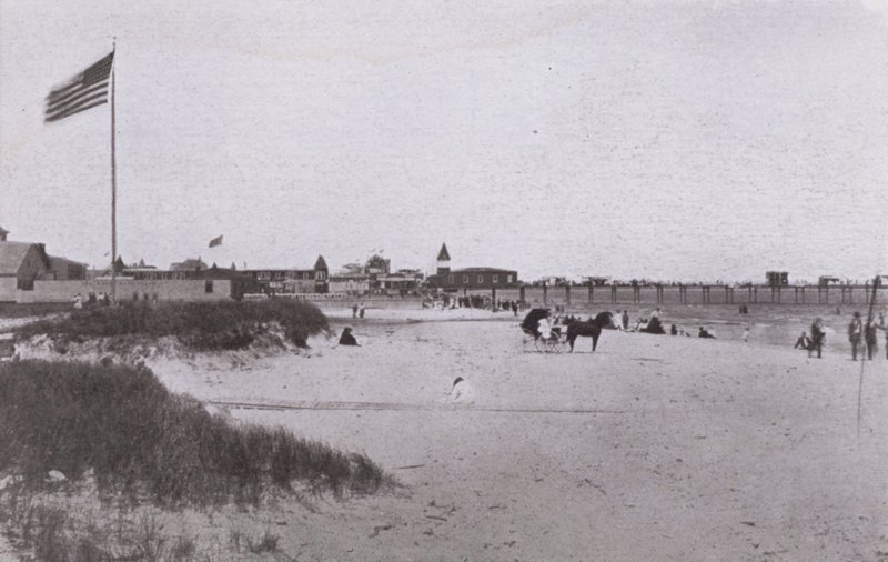 Old Orchard Beach, Maine: Scena sulla spiaggia da American Photographer (after)