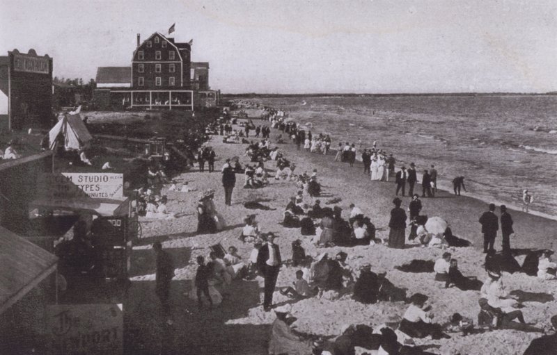 Old Orchard Beach, Maine: sulla spiaggia (foto b/n) da American Photographer (after)