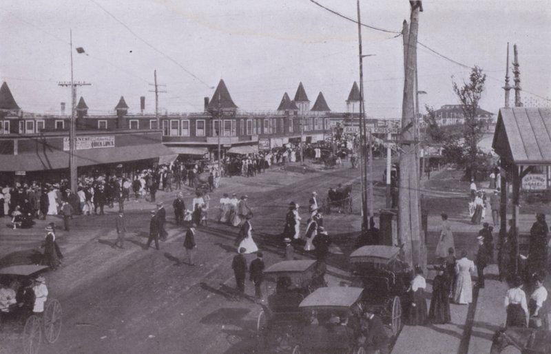 Old Orchard Beach, Maine: Scena vicino alla stazione da American Photographer (after)