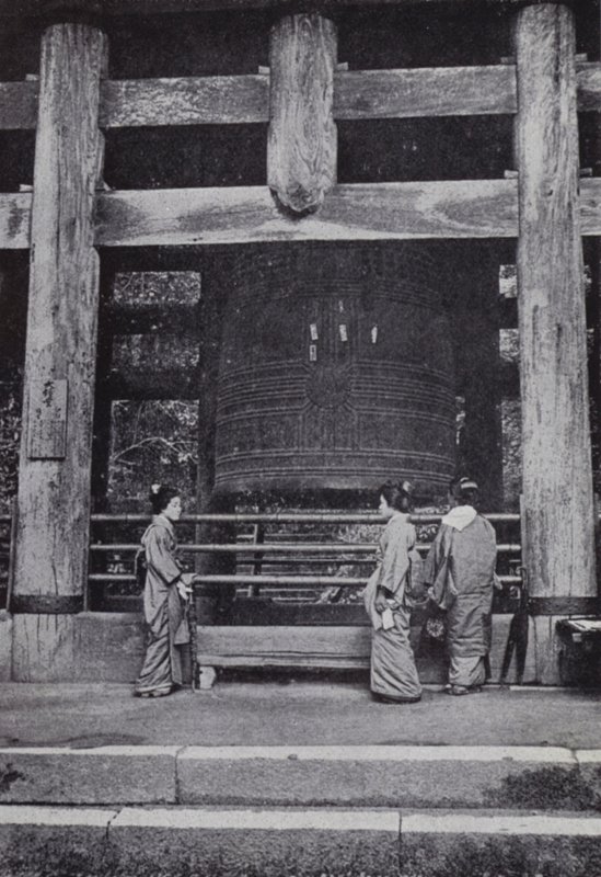 La grande campana del Tempio di Chiou-Ju da American Photographer (after)