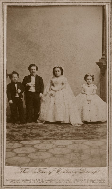 Fotografia di matrimonio di Charles Sherwood Stratton, intrattenitore americano noto come Generale Tom Thumb, e sua moglie, Lavinia Warren da American Photographer (after)