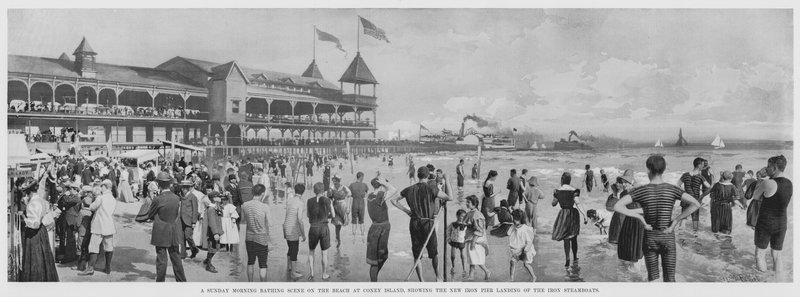 Una scena di balneazione domenicale sulla spiaggia di Coney Island, con il nuovo molo di ferro degli Iron Steamboats (foto in bianco e nero) da American Photographer