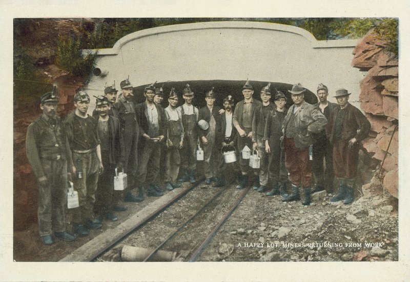 Minatori americani: Un gruppo felice, minatori che tornano dal lavoro da American Photographer