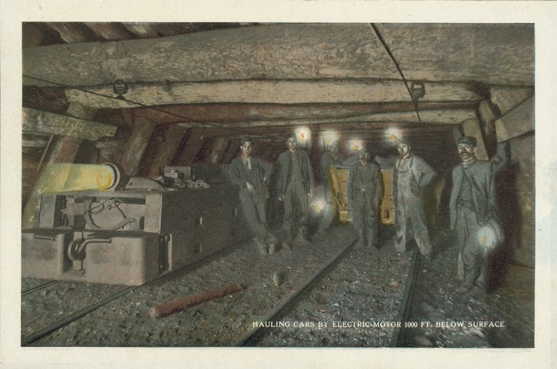 Miniera di carbone americana: Traino di vagoni con motore elettrico a 1000 piedi sotto la superficie (foto a colori) da American Photographer
