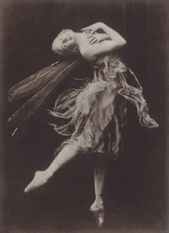 Anna Pavlova in La mosca del drago (foto b/n) da American Photographer