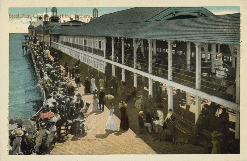 Atlantic City, NJ: Steel Pier, folla che osserva i bagnanti (foto a colori) da American Photographer