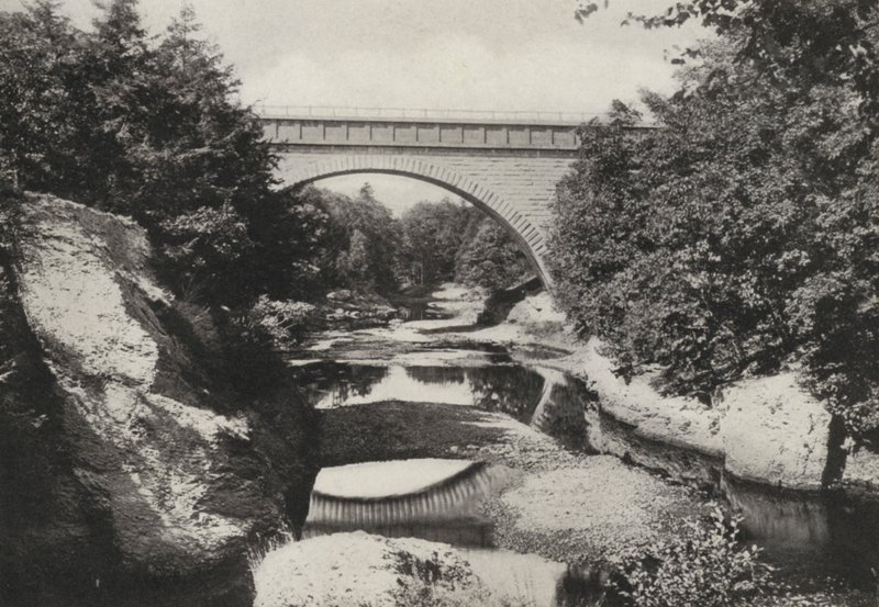 Boston: Ponte Echo, cascate superiori di Newton, Newton (foto b/n) da American Photographer