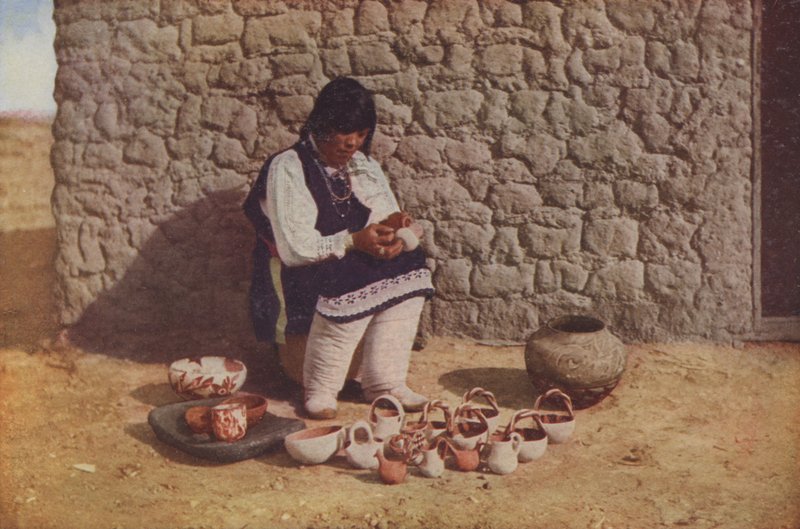 Decorazione di ceramiche, Pueblo di Isleta, Nuovo Messico (foto a colori) da American Photographer