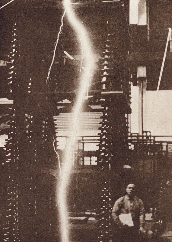 Scarica di un fulmine artificiale da un generatore di cinque milioni di volt (foto b/n) da American Photographer
