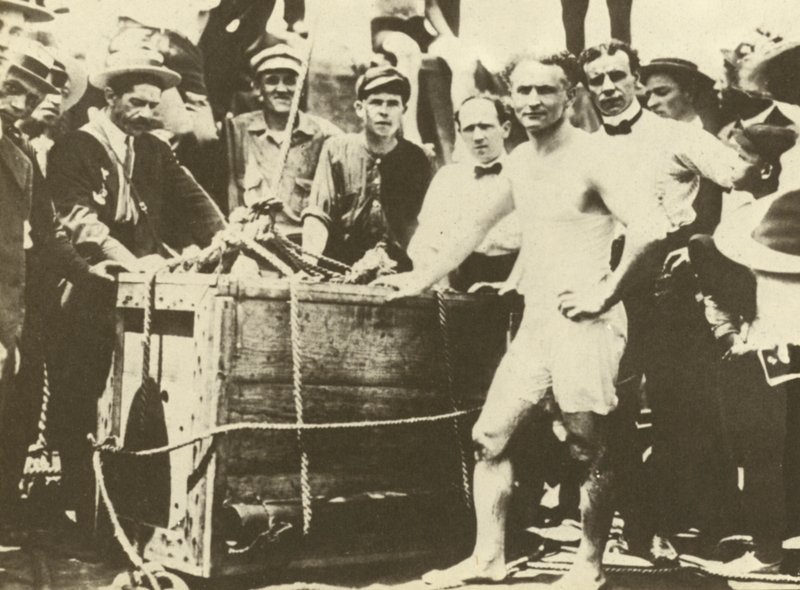Harry Houdini viene calato nel fiume Detroit coperto di ghiaccio nel 1907 (foto b/n) da American Photographer